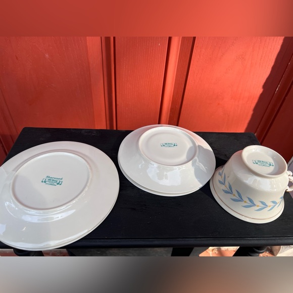 A Pair of Old Ivory Teacups With Saucers and Bread Plates - Picture 6 of 8